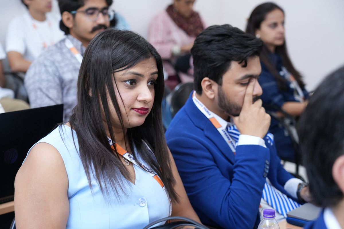 Audience at Viksit Bharat Start-up Conclave Nagpur watching Innopreneurs Season 12 startup pitches at RTMNU